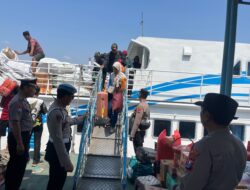Enam Hari Terkendala Cuaca Buruk, Polsek Kawasan Pelabuhan Gresik Kawal Kedatangan 247 Penumpang KM E.B 6F Dari Bawean