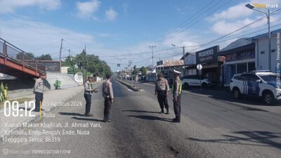 Respon Cepat Layanan Call Center 110: Polres Ende Polda NTT Bergerak Cepat Amankan Tumpahan Solar Di Simpang Lima