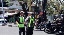 Satlantas Polres Gresik Tebar Kepedulian Lewat Program “Jumat Berkah Berbagi”