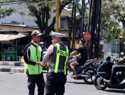 Satlantas Polres Gresik Tebar Kepedulian Lewat Program “Jumat Berkah Berbagi”
