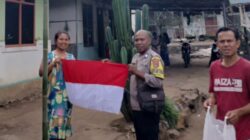 Kobarkan Semangat Nasionalisme, Bhabinkamtibmas Roworena Bagikan Bendera Merah Putih Gratis ke Warga