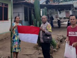 Kobarkan Semangat Nasionalisme, Bhabinkamtibmas Roworena Bagikan Bendera Merah Putih Gratis ke Warga