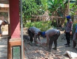 Aksi Cepat Personel Polres Ende dan Kompi 3 Batalyon B Satbrimob Polda NTT Bersihkan Puing Rumah Warga Pasca Gempa di Ndona