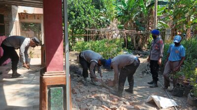 Aksi Cepat Personel Polres Ende dan Kompi 3 Batalyon B Satbrimob Polda NTT Bersihkan Puing Rumah Warga Pasca Gempa di Ndona