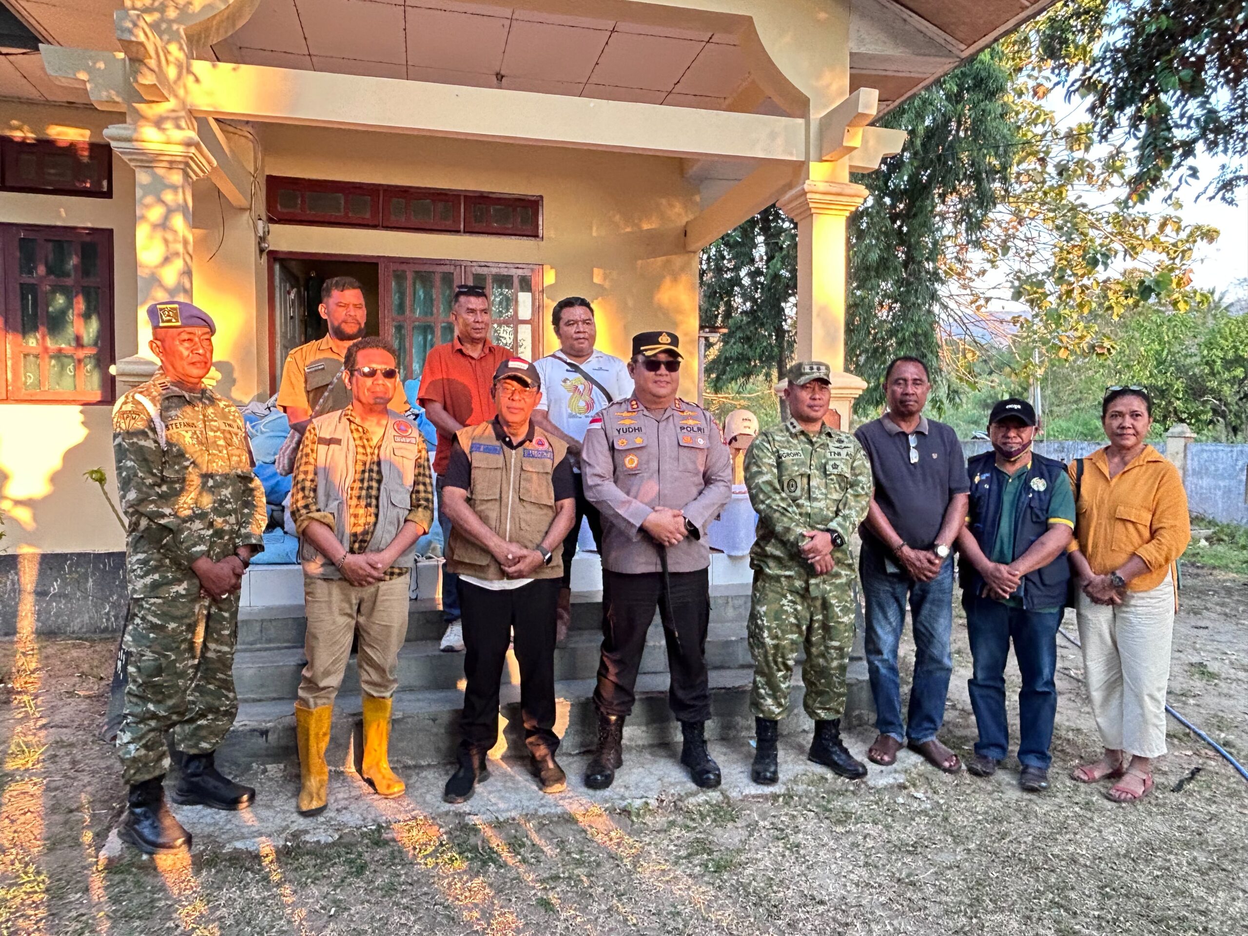 Pastikan Jalur Aman Pasca Gempa, Kapolres Ende Dirikan Tenda Darurat Dan Kawal Bantuan Presiden Di Maukaro