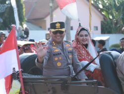 Kapolres Gresik Naik Mobil Klasik di Gresik Merdeka Carnival 2026, Ajak Warga Jogo Gresik