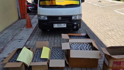 Satresnarkoba Polres Gresik Sita Ratusan Botol Arak Bali, Dua Orang Diamankan