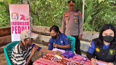 Sidokkes Polres Ende Polda NTT Jemput Bola Beri Pelayanan Kesehatan Keliling Bagi Warga Terdampak Gempa