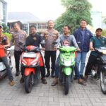 Kapolres Gresik Kembalikan Motor Milik Korban Curian, Dua Pelaku Diberi Tindakan Tegas Terukur IMG-20260929-WA0035