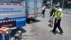 Tingkatkan Kepatuhan Dan Tekan Polusi, Satlantas Polres Pelabuhan Tanjung Perak Gelar Operasi Gabungan Di Jalan Pegirian