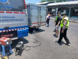 Tingkatkan Kepatuhan Dan Tekan Polusi, Satlantas Polres Pelabuhan Tanjung Perak Gelar Operasi Gabungan Di Jalan Pegirian