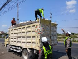Satlantas Polres Gresik Tindak Tegas Truk Tanpa Terpal Di Jalan Raya Pantura Gresik