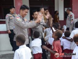 Satgas Damai Cartenz Bagikan Tas dan Alat Tulis Untuk Masa Depan Papua