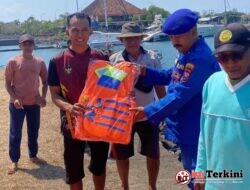 Keselamatan Nelayan Jadi Prioritas, Satpolairud Polresta Banyuwangi Bagikan Life Jacket