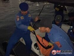 Satpolairud Polres Gresik Evakuasi Mayat Pria Di Perairan Mengare-Karangjamuan