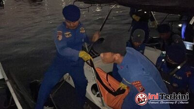 Satpolairud Polres Gresik Evakuasi Mayat Pria Di Perairan Mengare-Karangjamuan