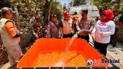 Sinergi Lintas Instansi, Polres Ponorogo Salurkan Bantuan Air Bersih Untuk Warga Desa Tumpuk