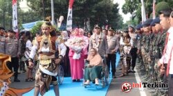 Disambut Pedang Pora Dan Atraksi Budaya, Irjen Pol Dekananto Eko Purwono Resmi Pimpin Polda Jatim