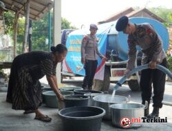 Brimob Polda Jatim Salurkan 40 Ribu Liter Air Bersih Untuk Warga Gresik Dan Sidoarjo
