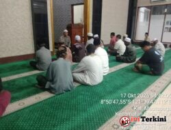Polisi Bersama Masyarakat : Wakapolsek Ende Ajak Jamaah Masjid Darul Taqwa Cegah Perundungan Lewat Kegiatan Subuh Keliling