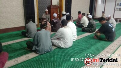 Polisi Bersama Masyarakat : Wakapolsek Ende Ajak Jamaah Masjid Darul Taqwa Cegah Perundungan Lewat Kegiatan Subuh Keliling