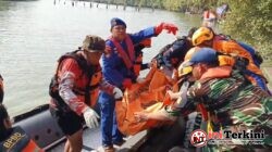 Satpolairud Polres Gresik Bersama Tim Gabungan Evakuasi Korban Tenggelam Di Kalimireng