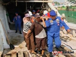 Mendadak Sesak Napas Di Kapal, Satpolairud Polres Gresik Bantu Evakuasi ABK Ke Rumah Sakit
