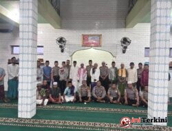 Dengarkan Curhat Warga Soal Miras Hingga Judi Online, Polres Ende Gelar Subuh Keliling di Masjid Jami Nur Al-Shidiq Saraboro